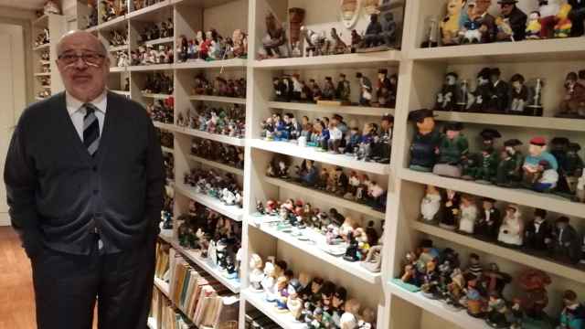 Xabier Añoveros, uno de los fundadores de UPN, junto a su colección de 1.800 'caganers'.