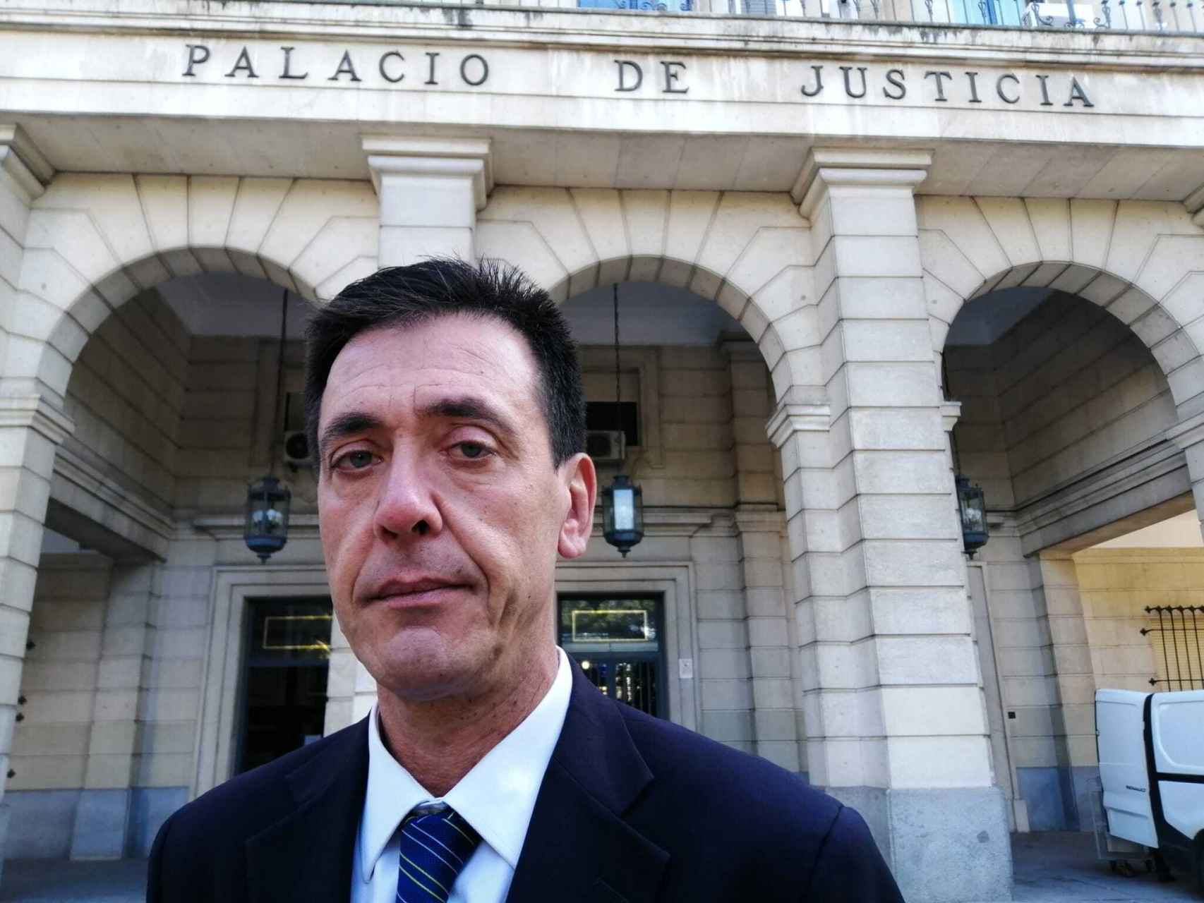 Miguel Rivera Casado, abogado de Montoya, en los juzgados de Sevilla, donde le practicarán un análisis forense psiquiátrico.