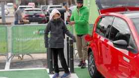 Greta Thunberg junto al coche eléctrico español que ha elegido para moverse por Madrid.