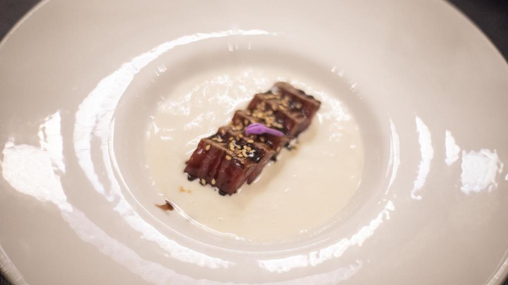 Tataki de atún con ajoblanco hecho con almendras crudas, agua, vinagre de jerez, aceite, pan y ajo.