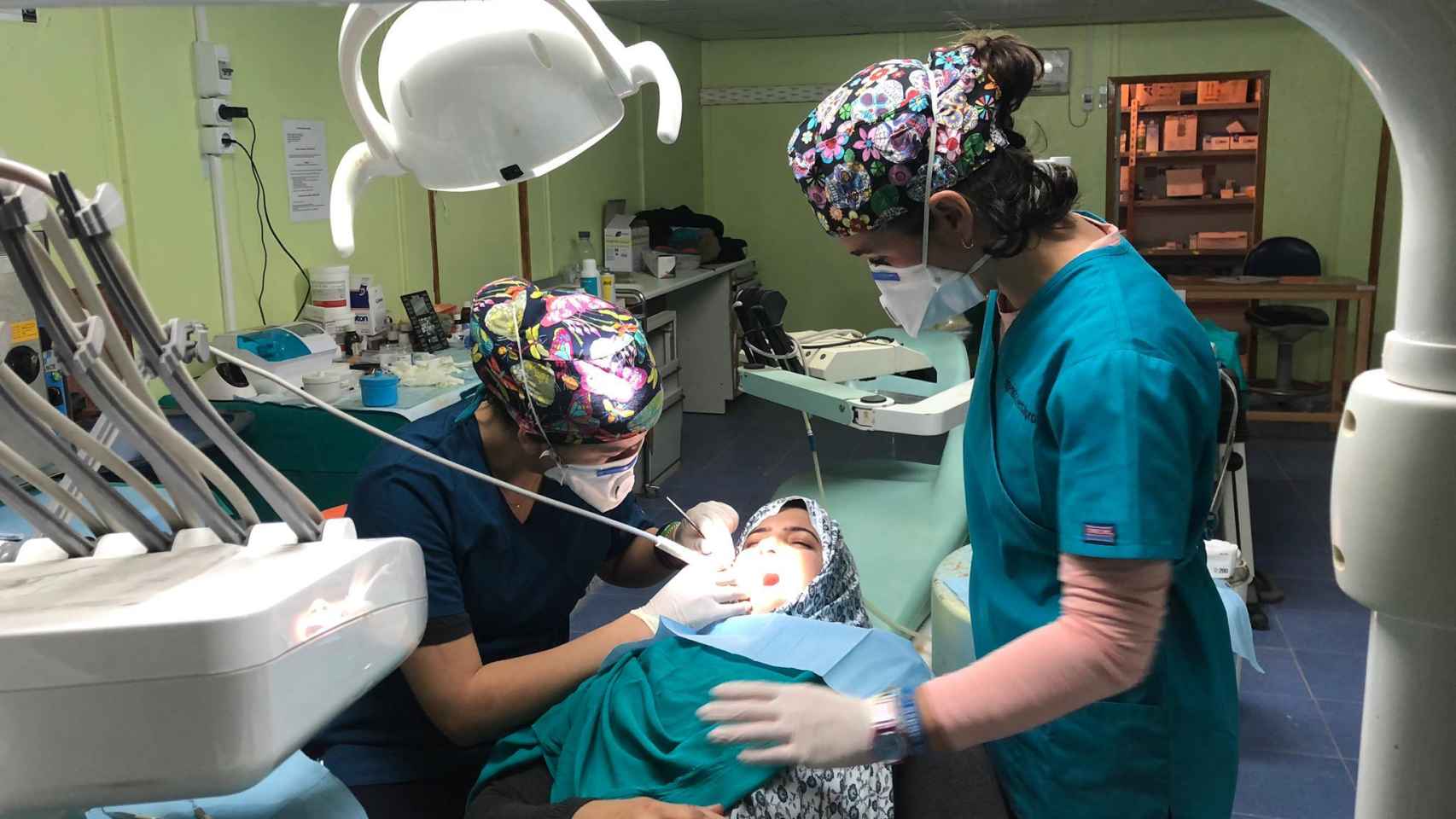 Las dentistas andaluzas trabajan en el campamento de Tinduf.