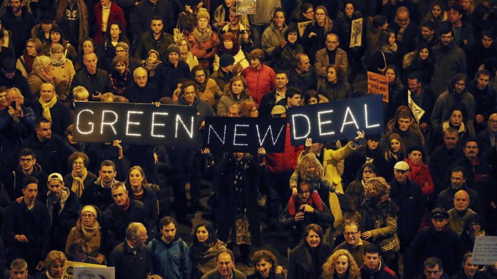 Miles de personas este viernes en la Marcha por el Clima en el centro de Madrid.