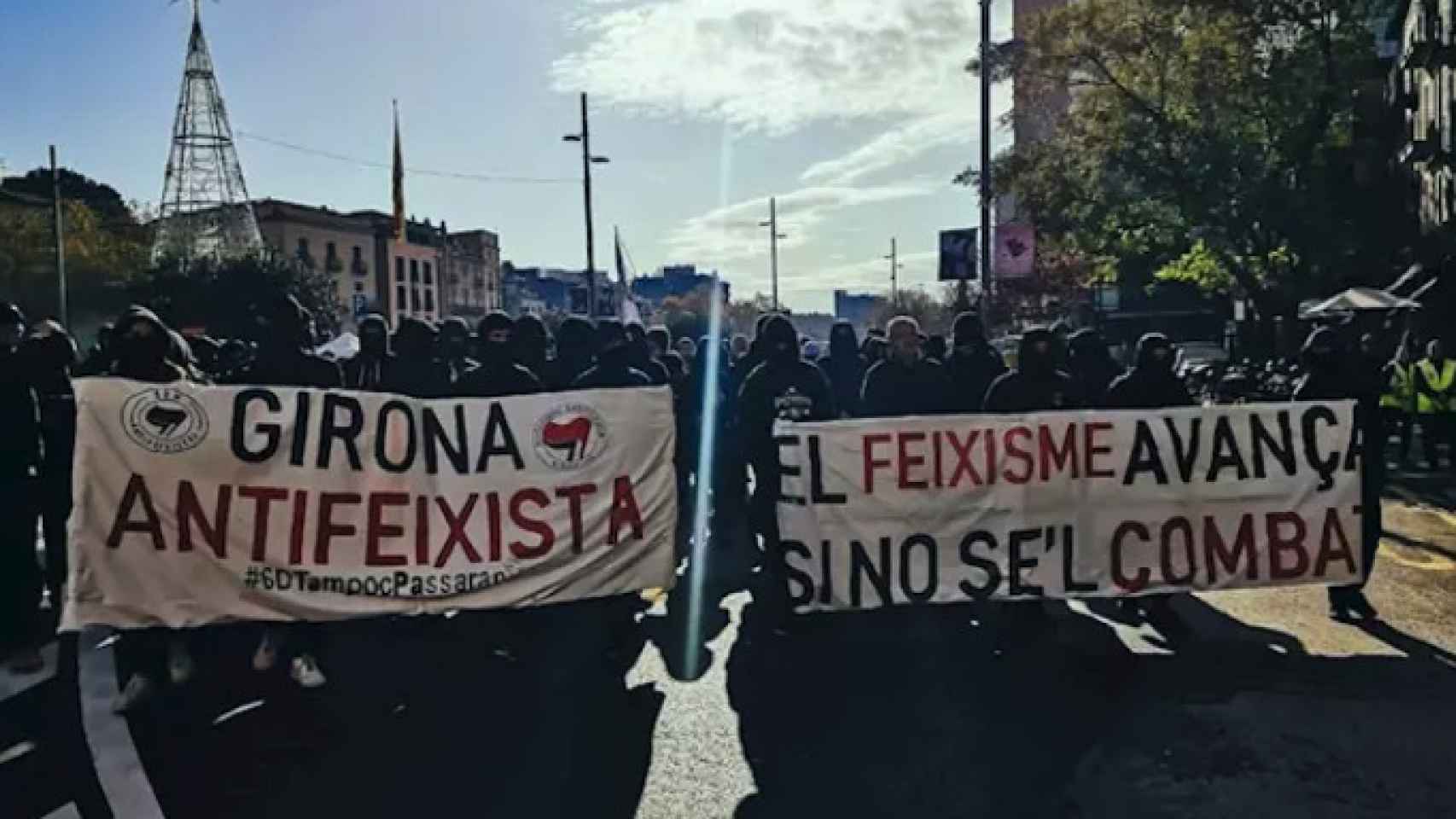 Manifestación de una plataforma antifascista en Gerona el Día de la Constitución el 6 de diciembre de 2019