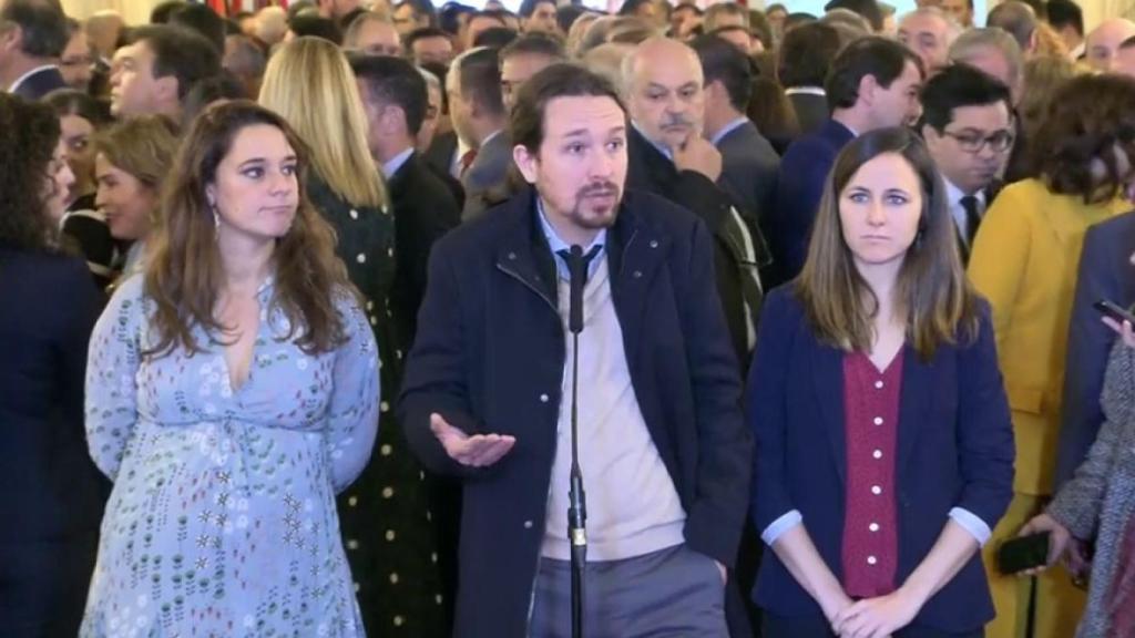 Noelia Vera (izquierda), Pablo Iglesias (centro) e Ione Belarra (derecha).