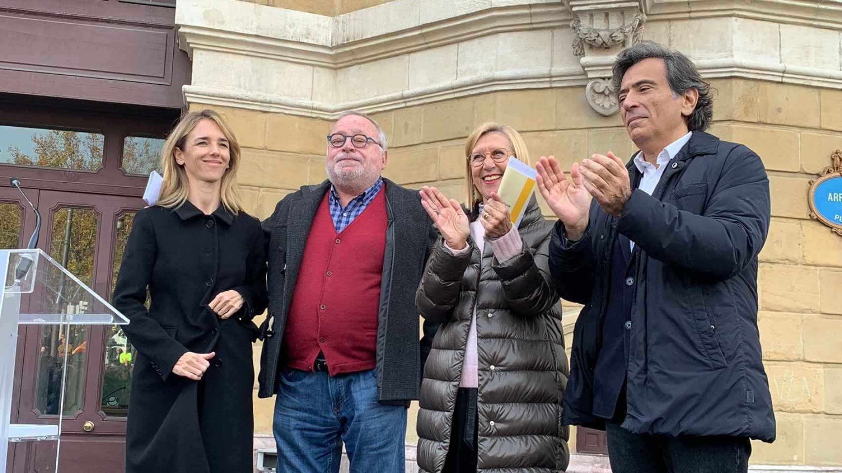Cayetana Álvarez de Toledo, Fernando Savater, Rosa Díez y Aracadi Espada aplauden a los asistentes a la celebración del 6-D en Bilbao.