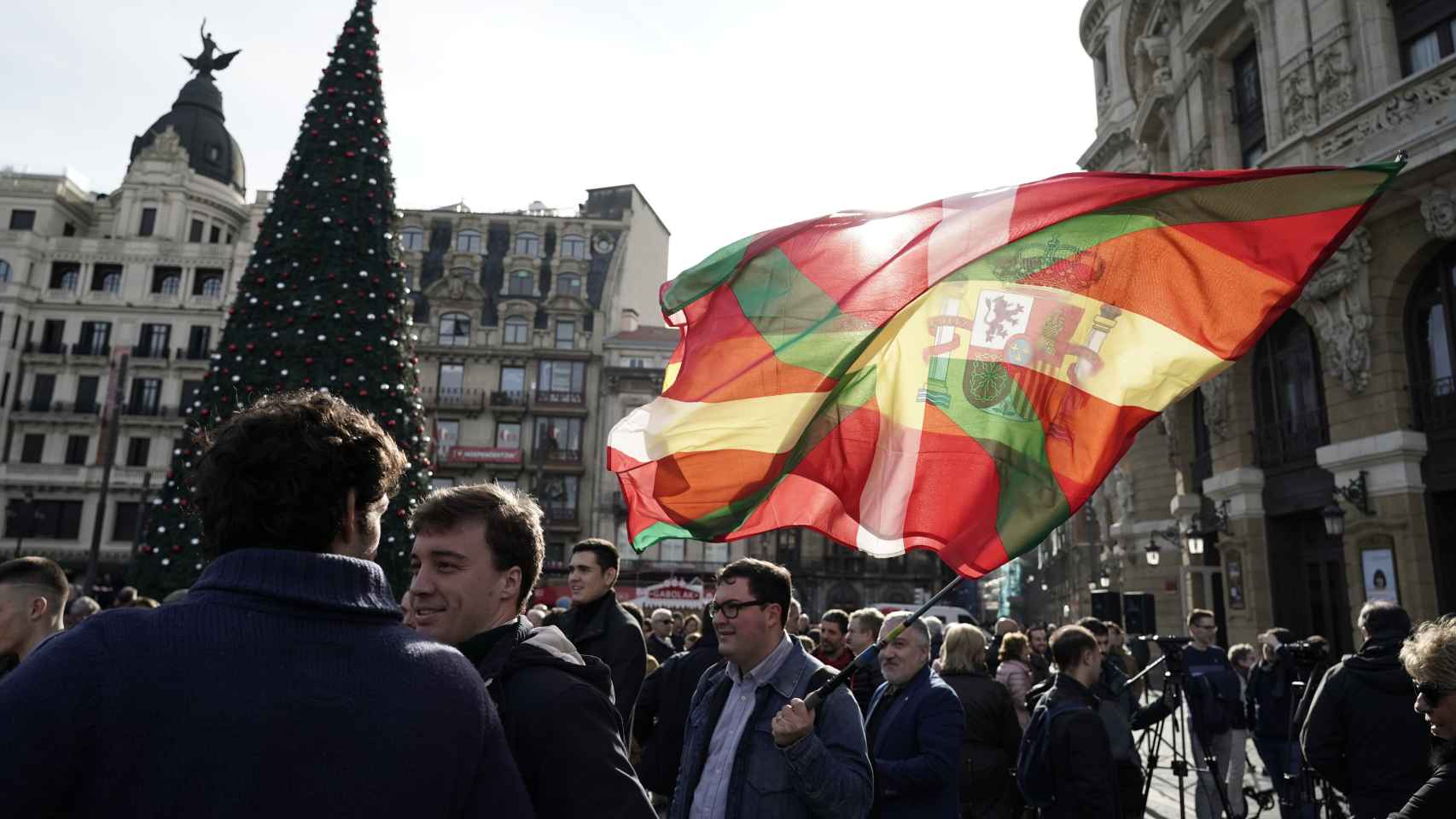 Dos banderas, una Ikurriña y una de España, fundidas en el acto de Libres e Iguales en Bilbao.