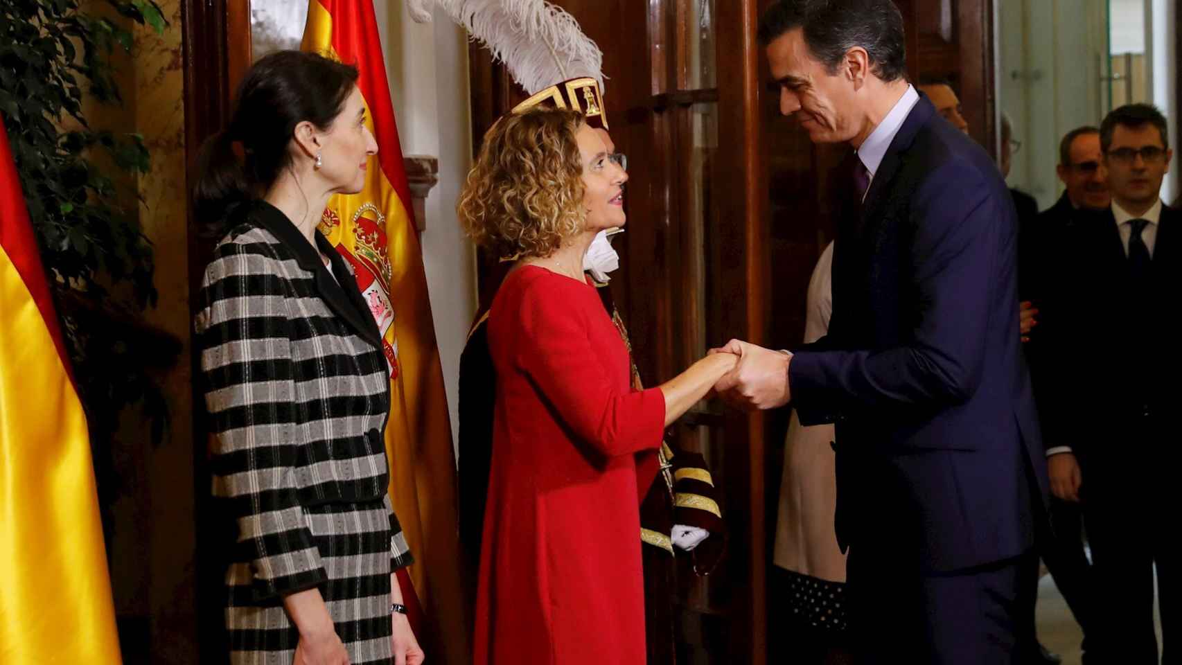 Pedro Sánchez saluda a Meritxell Batet, presidenta del Congreso, y Pilar Llop, del Senado.