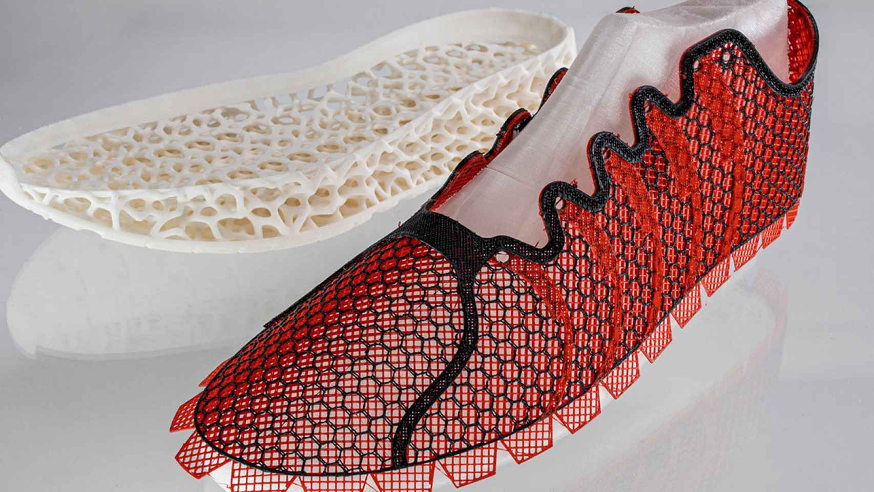 Las dos partes de una zapatillas fabricadas con impresión 3D.