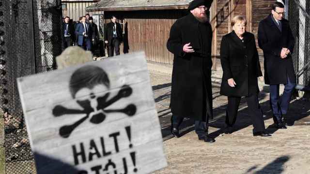 Merkel a la entrada de Auschwitz.