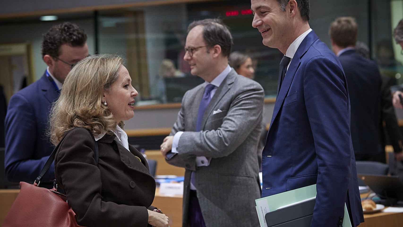 Nadia Calviño conversa con su homólogo belga durante el Ecofin del jueves