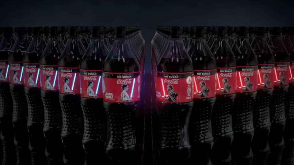 Un conjunto de botellas de Coca-Cola.