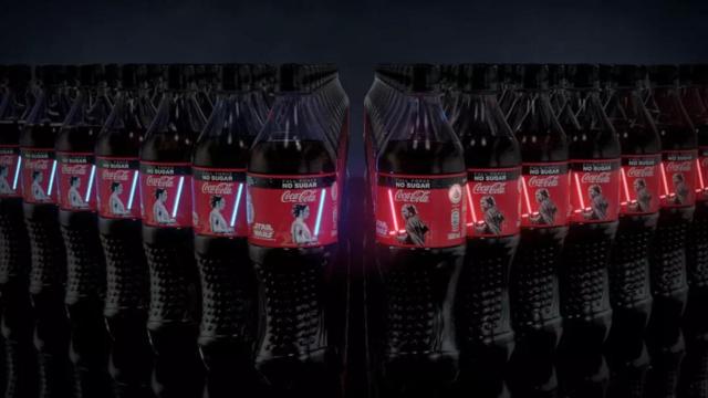 Un conjunto de botellas de Coca-Cola.