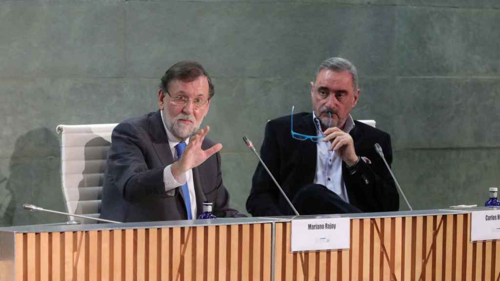 Rajoy, en diciembre, junto a Carlos Herrera, en la presentación de su libro en Madrid.