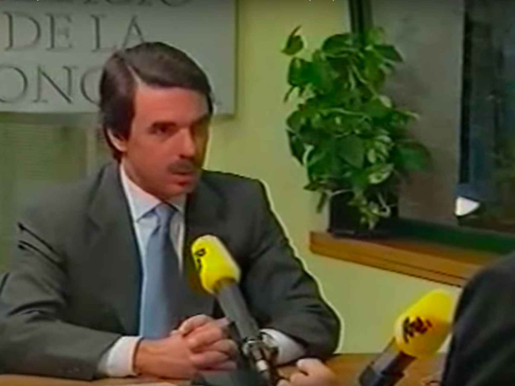 José María Aznar, en el Palacio de la Moncloa el 17 de mayo de 2001, durante una entrevista con Radio Nacional.