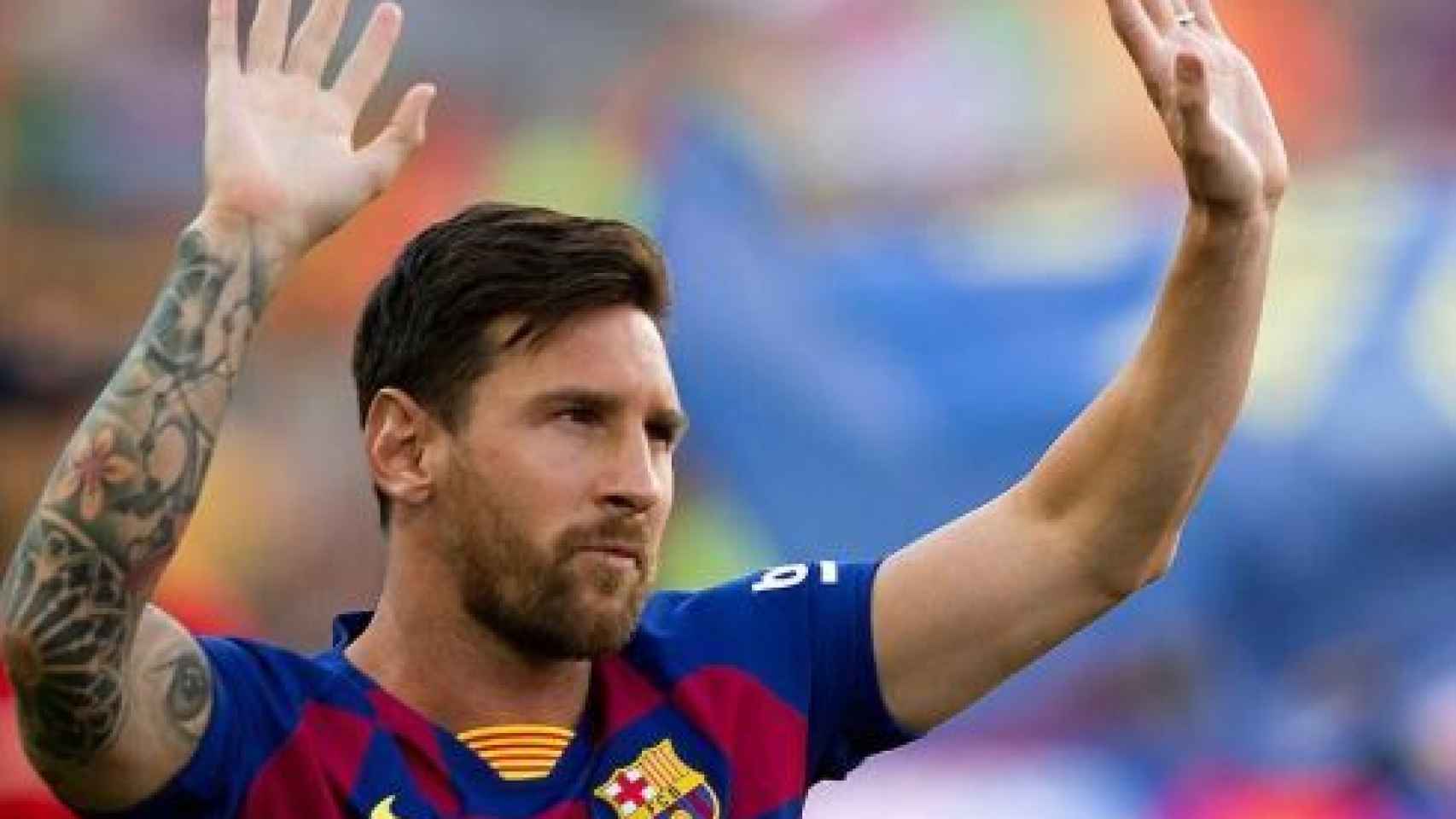 Lionel Messi saluda a la afición del Barcelona