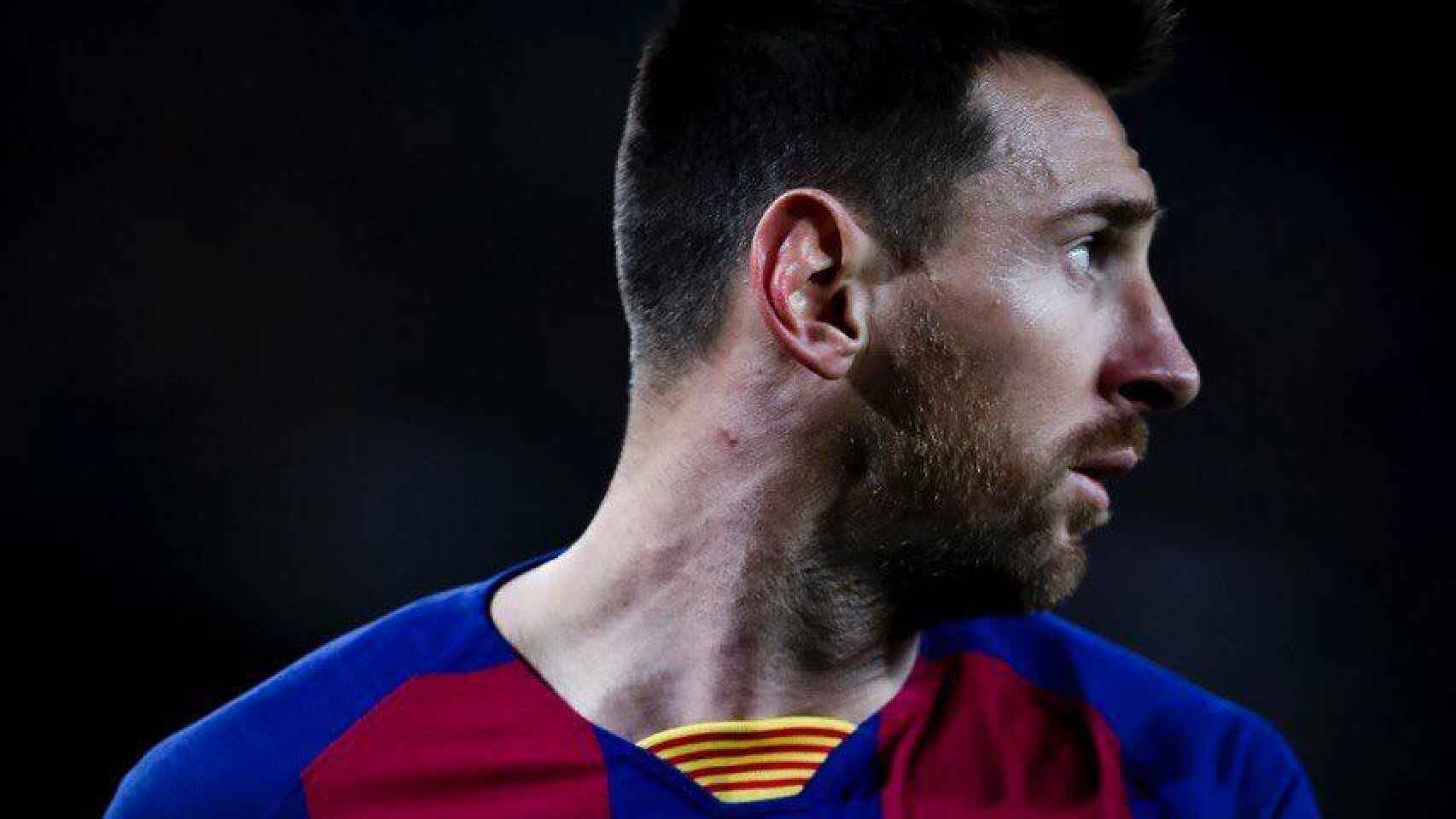 Leo Messi con el parche blanco y azul de 'La Marató' de Barcelona