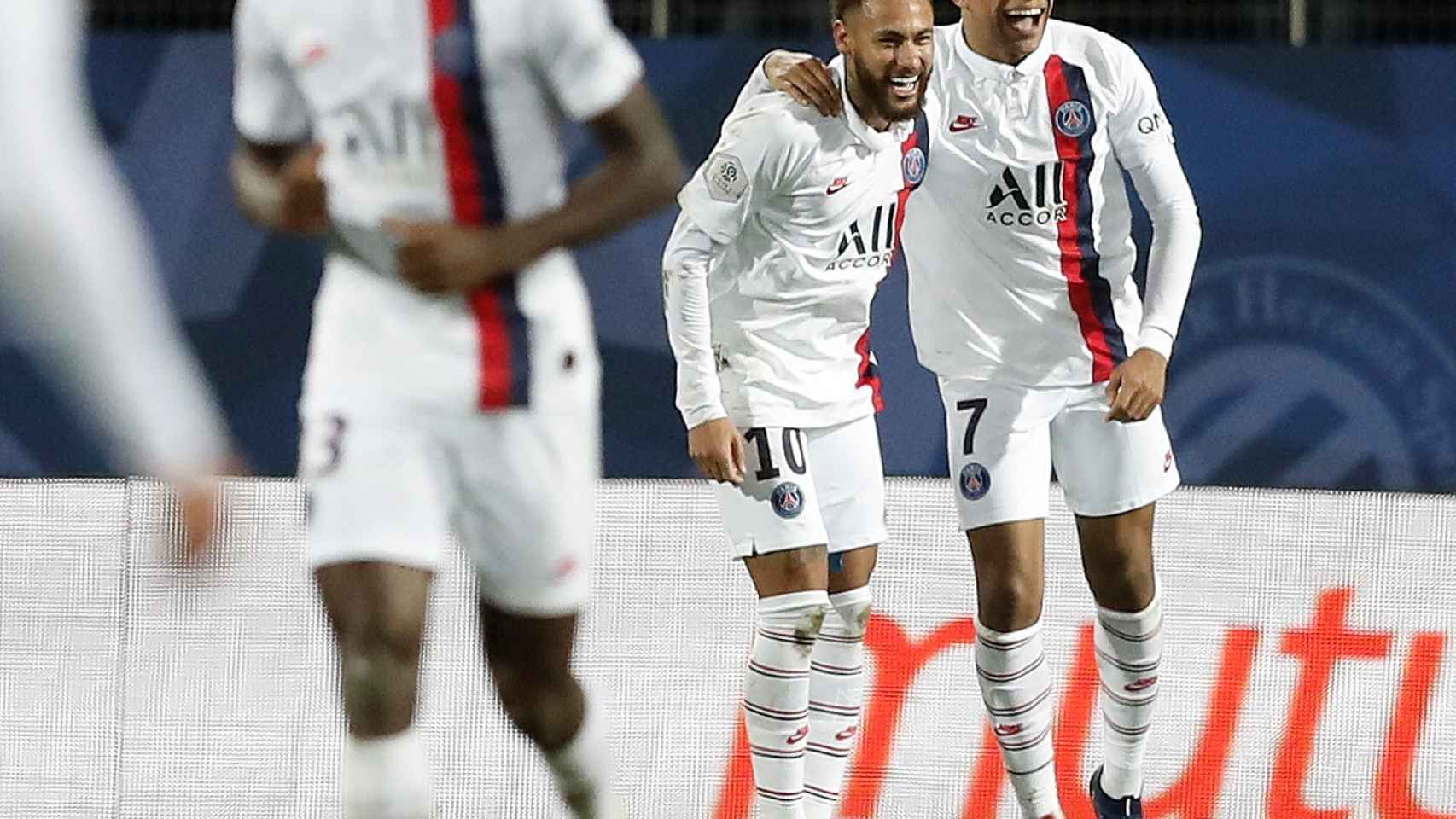 Mbappé con Neymar ante el Montpellier