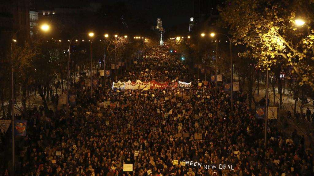 Miles de personas en la Marcha por el Clima en Madrid este viernes.