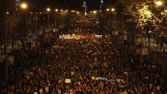 Miles de personas en la Marcha por el Clima en Madrid este viernes.