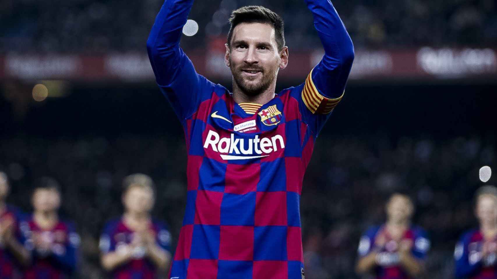 Leo Messi ofreciendo su sexto Balón de Oro al Camp Nou