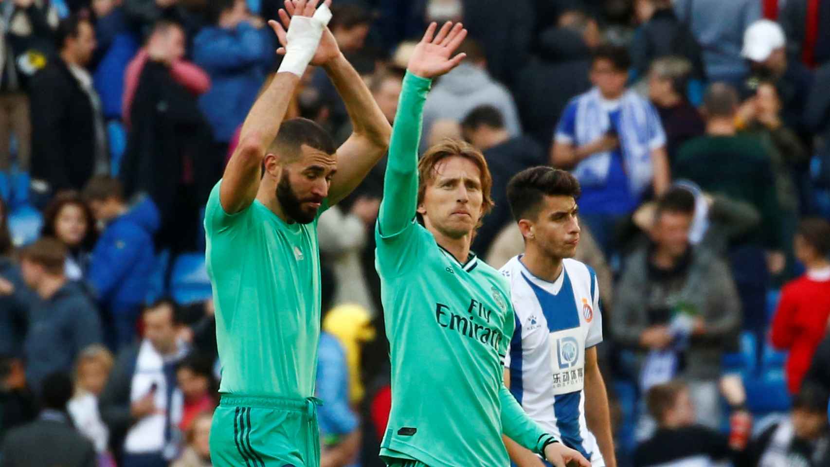 Karim Benzema y Luka Modric saludan a la afición tras la victoria ante el Espanyol
