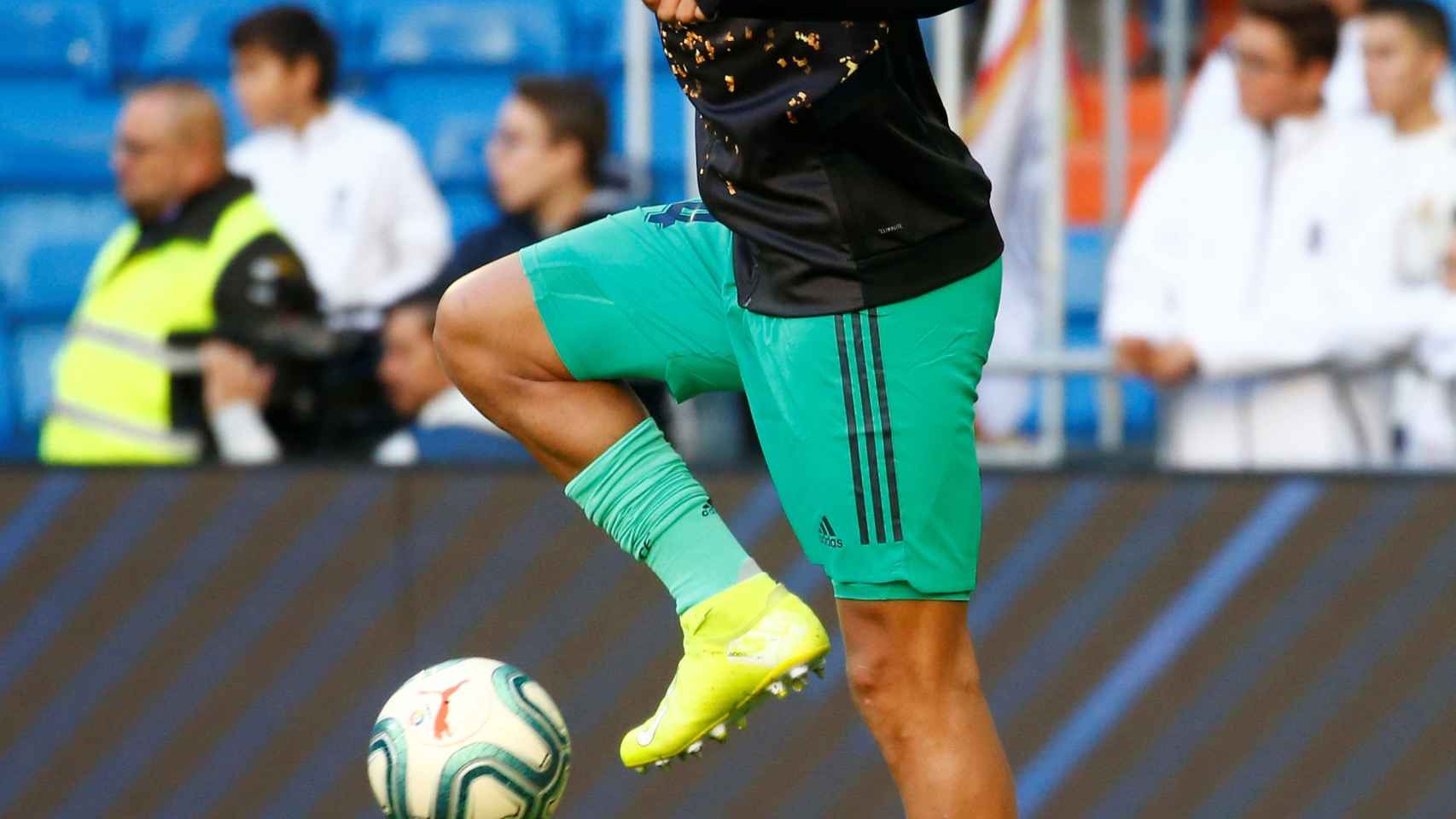 Casemiro, calentando en el Santiago Bernabéu antes del partido frente al Espanyol