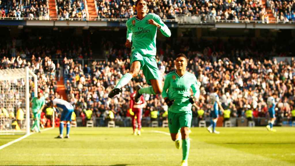Varane celebra su gol al Espanyol
