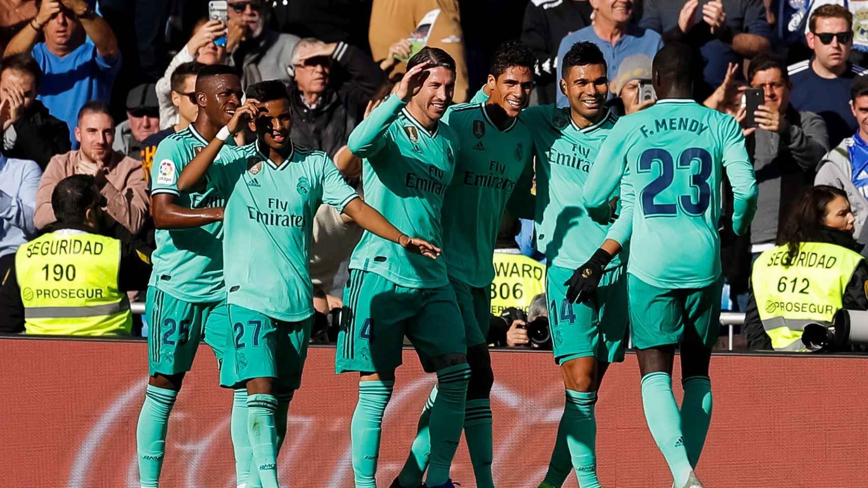 Los jugadores del Real Madrid celebran con Varane su gol al Espanyol