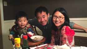 Xiyue Wang con su familia.