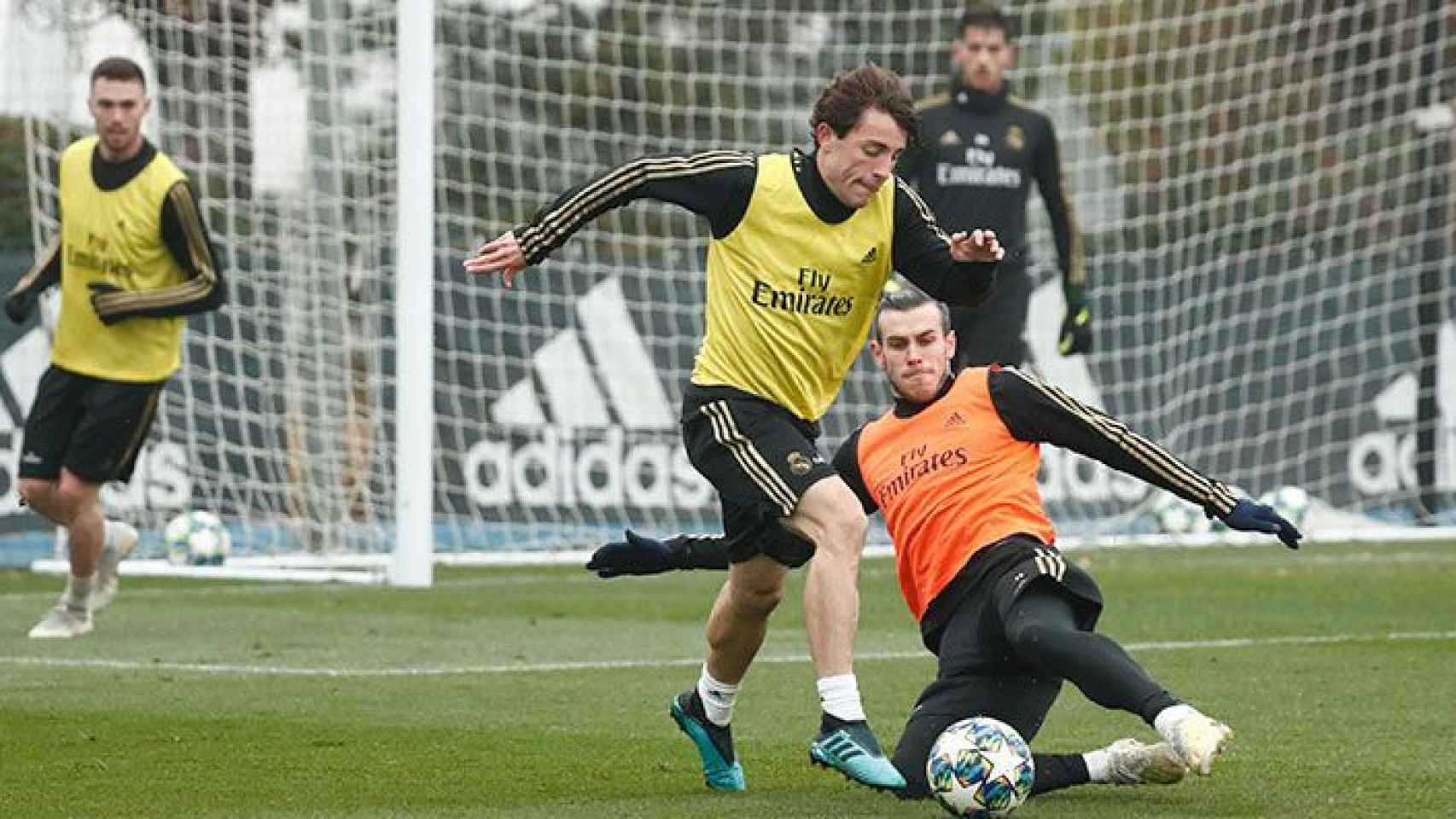 Gareth Bale y Álvaro Odriozola, durante el entrenamiento