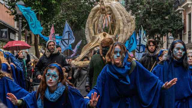 El movimiento Extinction Rebellion se ha manifestado este domingo en Madrid con una marcha por los océanos muertos.