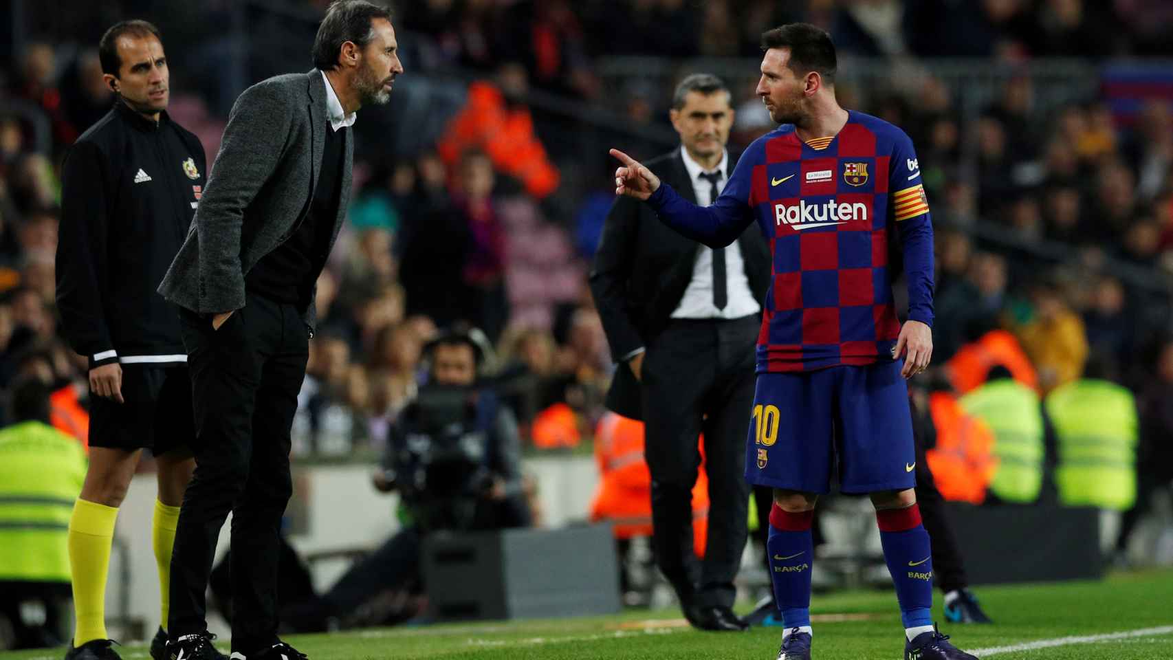 Vicente Moreno discutiendo con Leo Messi