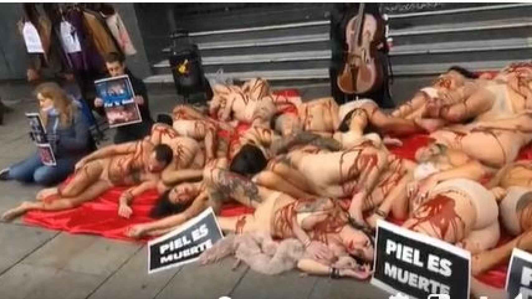 Activistas se manifiestan en Madrid contra la industria peletera simulando ser animales desollados.