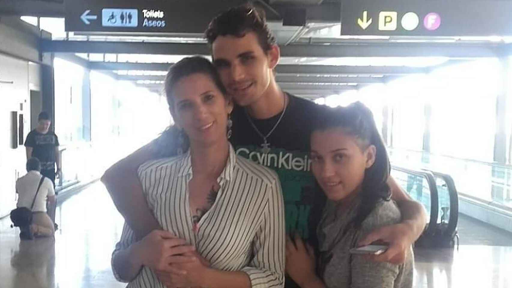 Marly con sus dos hijos, Wellington y Hagatha, en octubre de 2016 en el aeropuerto de Barajas.