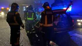 Los bomberos auxilian este domingo a los afectados por un choque frontal en la A-5 a la altura de Móstoles (Madrid).