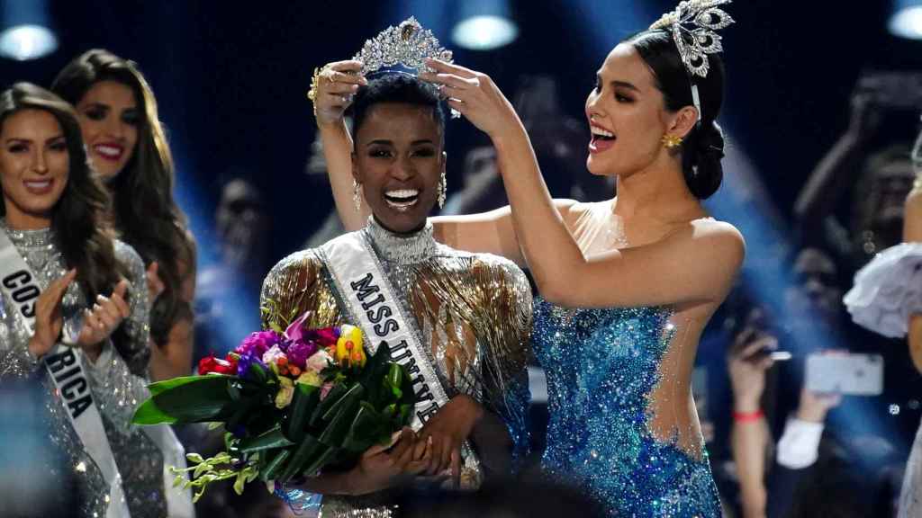 Zozibini Tunzi proclamándose la nueva Miss Universo.