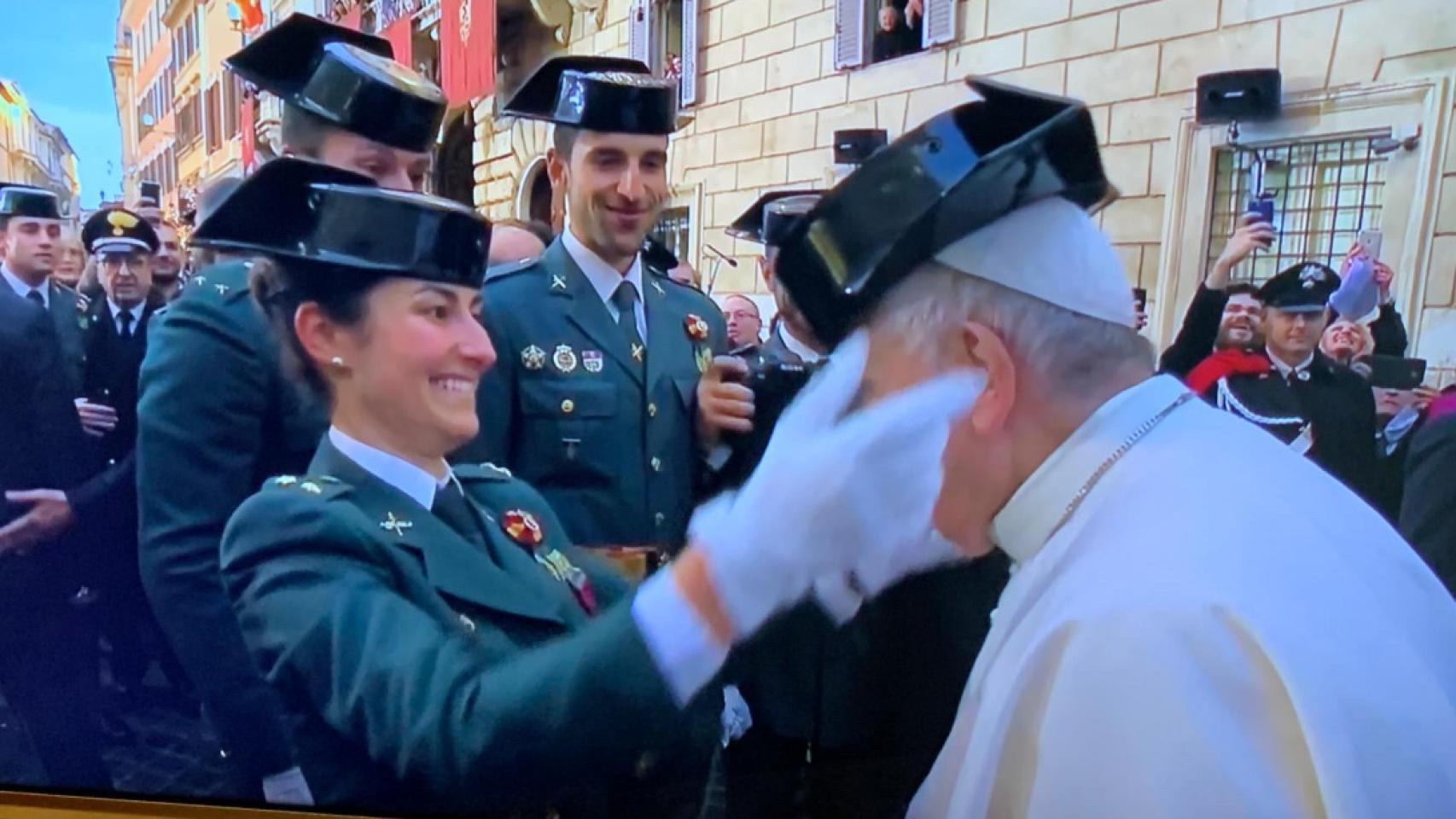 Por qué la Guardia Civil le impone al Papa el tricornio en un acto