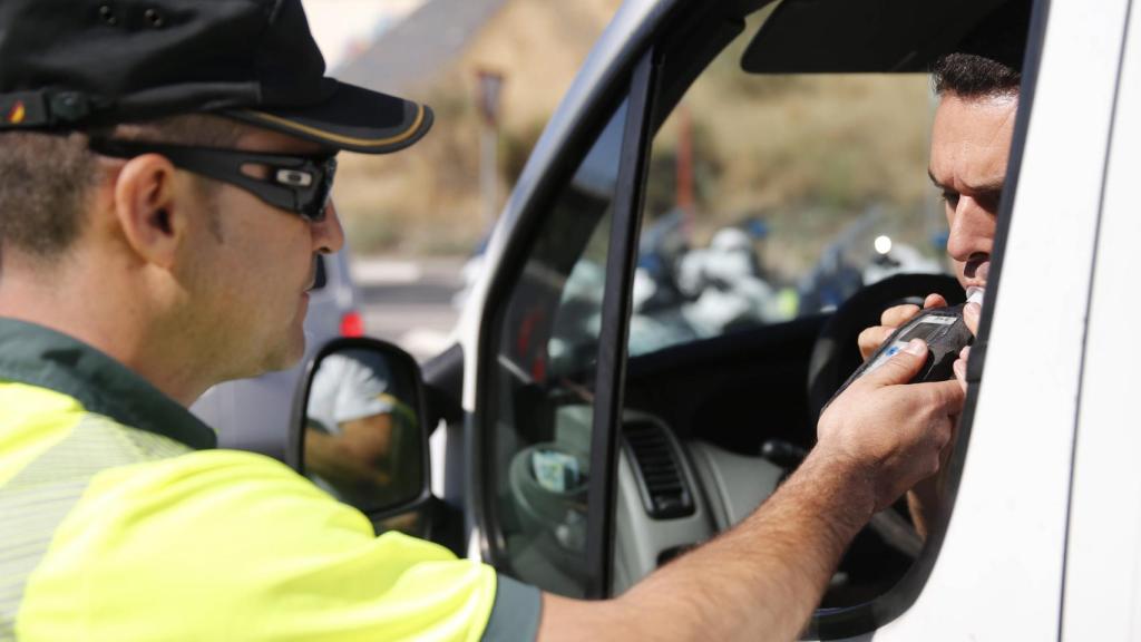 La DGT intensificará este año el número de controles de alcoholemia y drogas en la carretera.