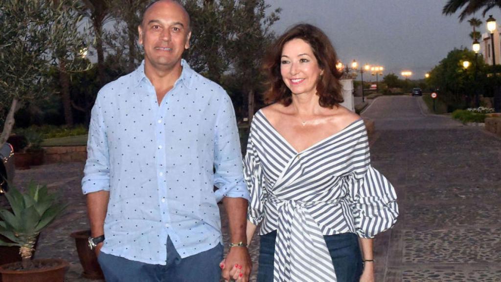 Juan Muñoz y Ana Rosa, durante una de sus vacaciones en Sotogrande.