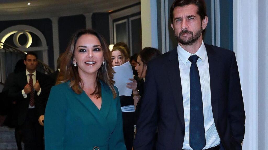 Chenoa y su novio, saliendo de un acto.