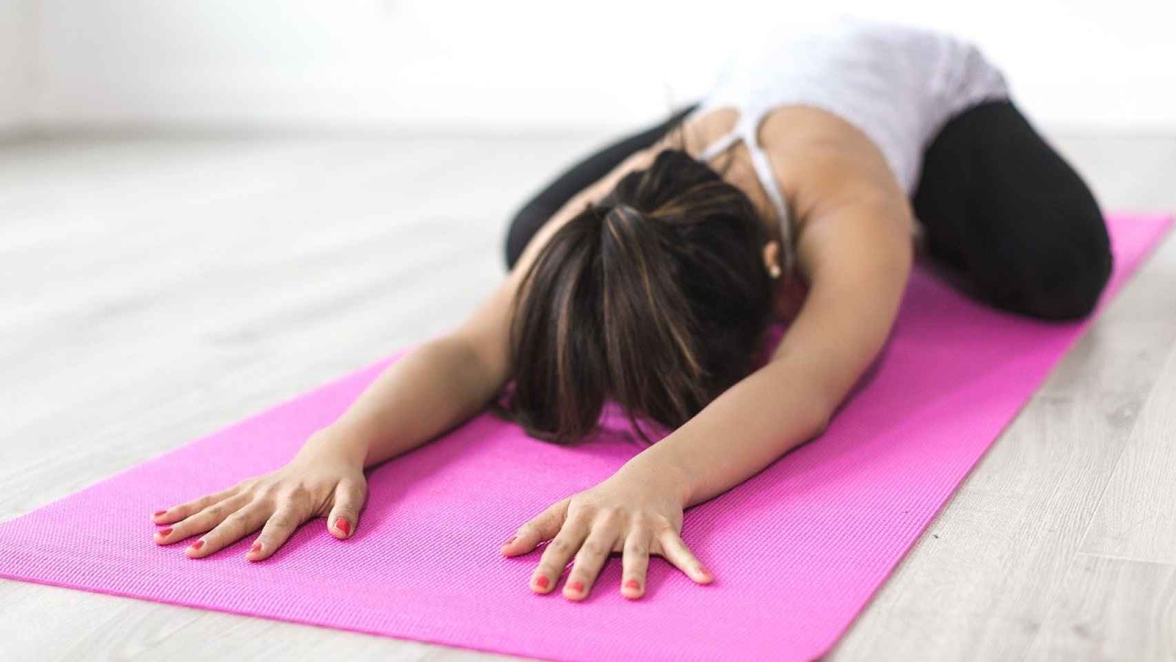 Los beneficios de hacer yoga por la mañana (y las posturas con las que  puedes empezar)