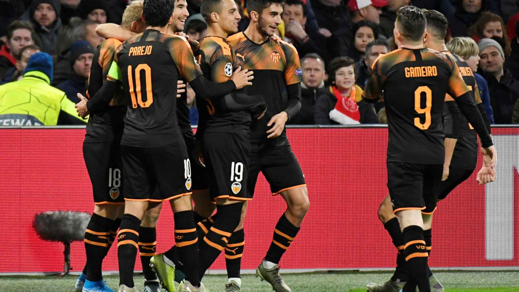 Los jugadores del Valencia celebran el gol de Rodrigo Moreno ante el Ajax