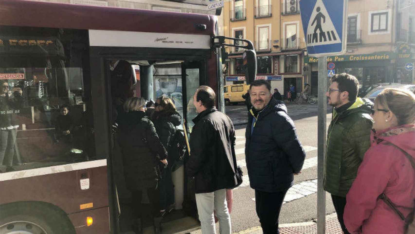 El alcalde de Cuenca, Darío Dolz, junto a un autobús lanzadera