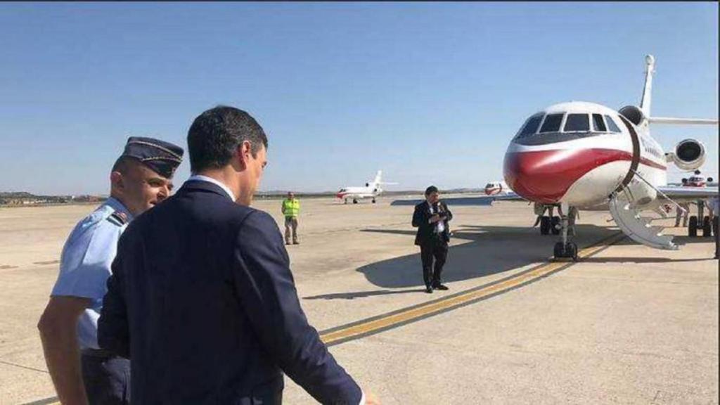 Pedro Sánchez camina hacia el Falcon del Ejército del Aire, en una imagen de archivo.