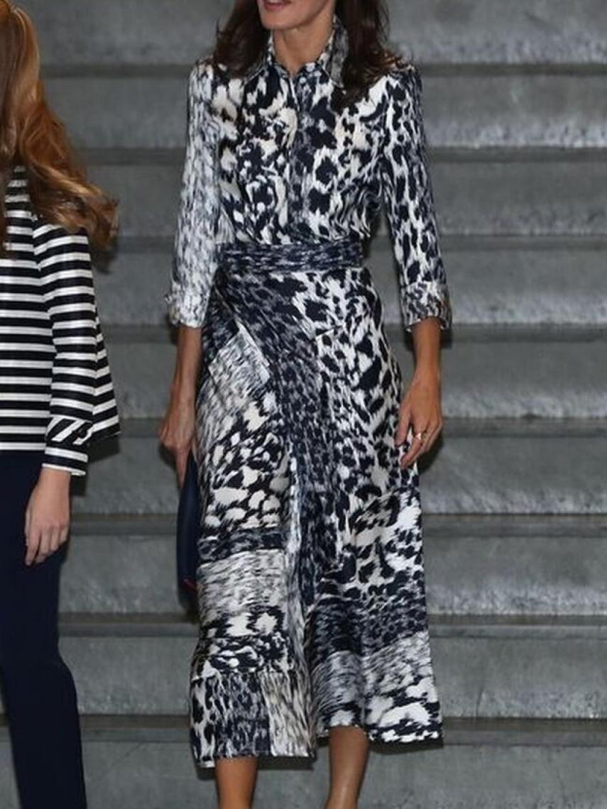 Letizia luciendo el conjunto de Victoria Beckham.
