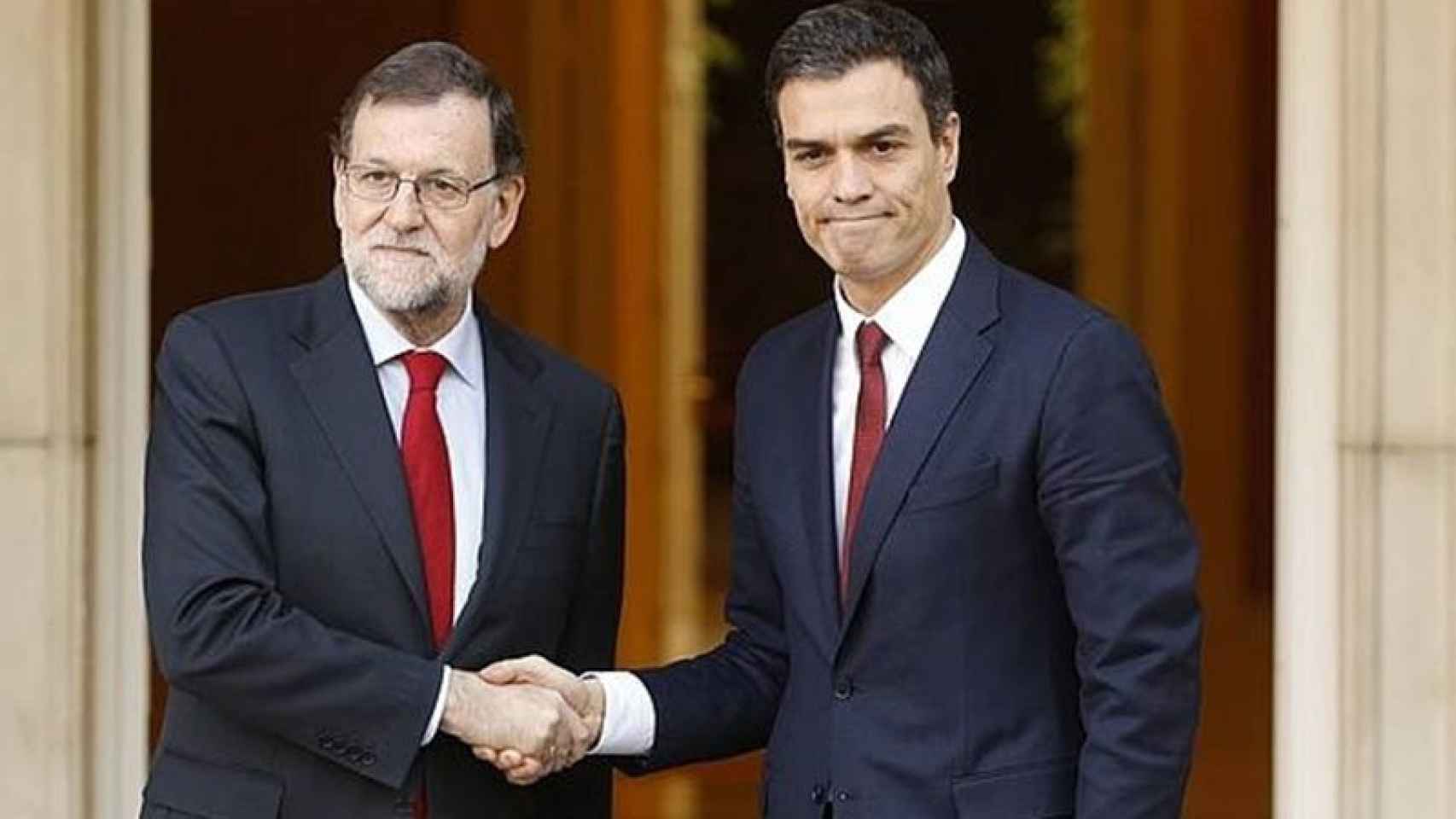 Mariano Rajoy y Pedro Sánchez, frente a la fachada del palacio de La Moncloa.