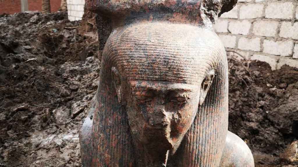 El busto de granito rojo de Ramsés II.