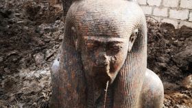 El busto de granito rojo de Ramsés II.