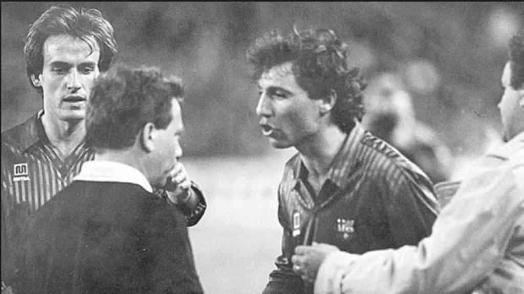 Stoichkov reclama ante Urizar Azpitarte su expulsión en El Clásico
