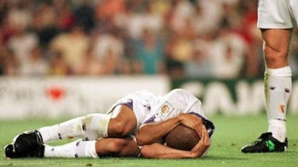Mecherazo a Roberto Carlos, en El Clásico correspondiente a la ida de la Supercopa de España de 1997